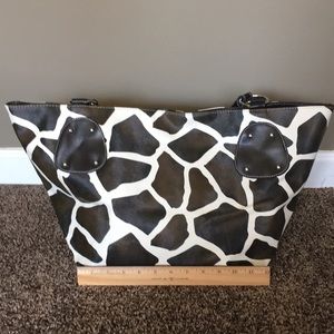 Giraffe pattern bag